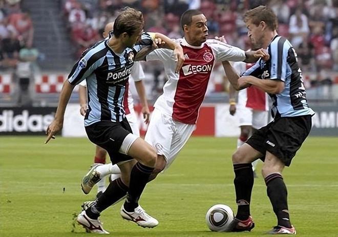 但他表现出 但他表现出